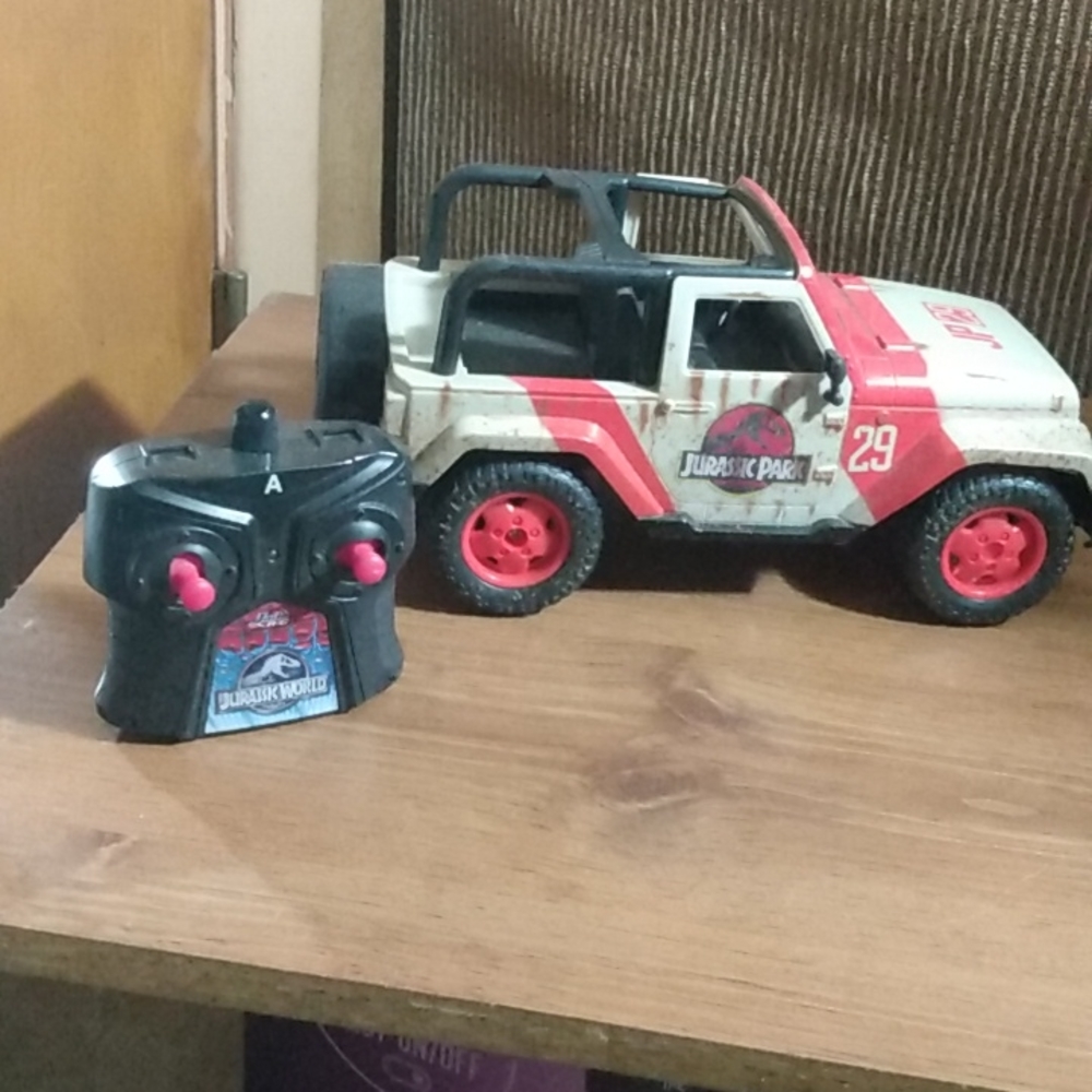 Jurassic World 1:16 Jeep Wrangler RC remote control car